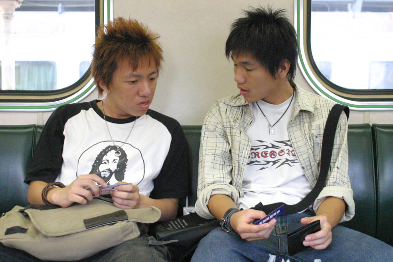 台灣鐵路旅遊攝影電車-區間車交談的旅客2005攝影照片15